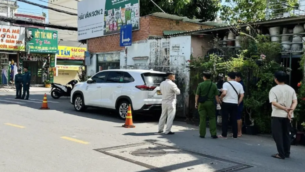 Người đàn ông được phát hiện tử vong trong ô tô khóa kín tại TPHCM, cơ quan chức năng đang điều tra nguyên nhân vụ việc.