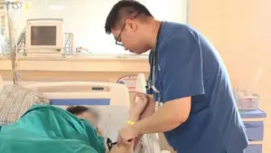 Thiếu niên 15 tuổi đột quỵ não khi ở trong nhà vệ sinh. Bác sĩ cảnh báo dấu hiệu nhận biết và tầm quan trọng của việc cấp cứu kịp thời.
