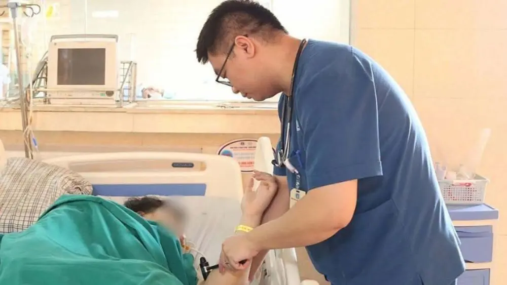 Thiếu niên 15 tuổi đột quỵ não khi ở trong nhà vệ sinh. Bác sĩ cảnh báo dấu hiệu nhận biết và tầm quan trọng của việc cấp cứu kịp thời.