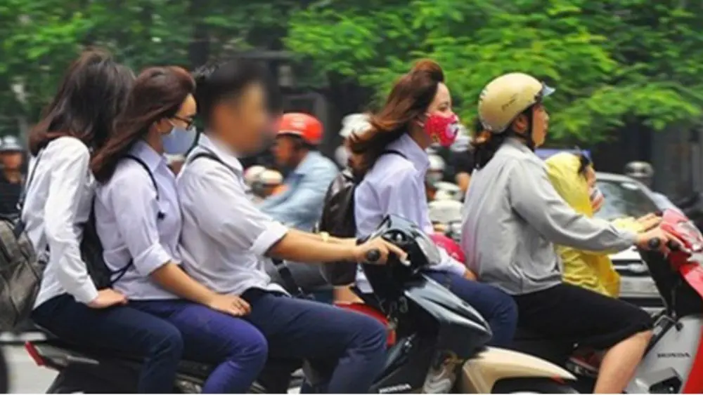 Giao xe cho con chưa đủ tuổi có thể dẫn đến hậu quả nghiêm trọng và trách nhiệm pháp lý đối với phụ huynh. Đọc để hiểu rõ quy định.