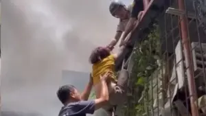 Vụ cháy nhà cao tầng ở Hà Nội, người phụ nữ cùng hai cháu bé được hướng dẫn thoát nạn an toàn. Cập nhật diễn biến vụ việc.