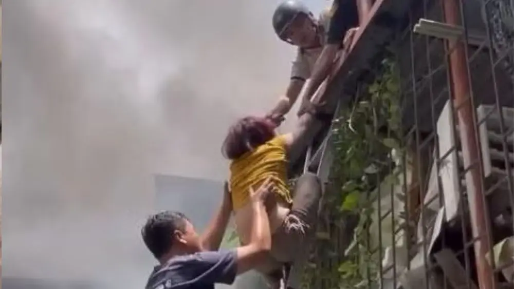 Vụ cháy nhà cao tầng ở Hà Nội, người phụ nữ cùng hai cháu bé được hướng dẫn thoát nạn an toàn. Cập nhật diễn biến vụ việc.