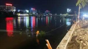 Lực lượng chức năng xuyên đêm tìm bé trai mất tích sau vụ đuối nước trên rạch Long Xuyên, An Giang khiến một em tử vong.