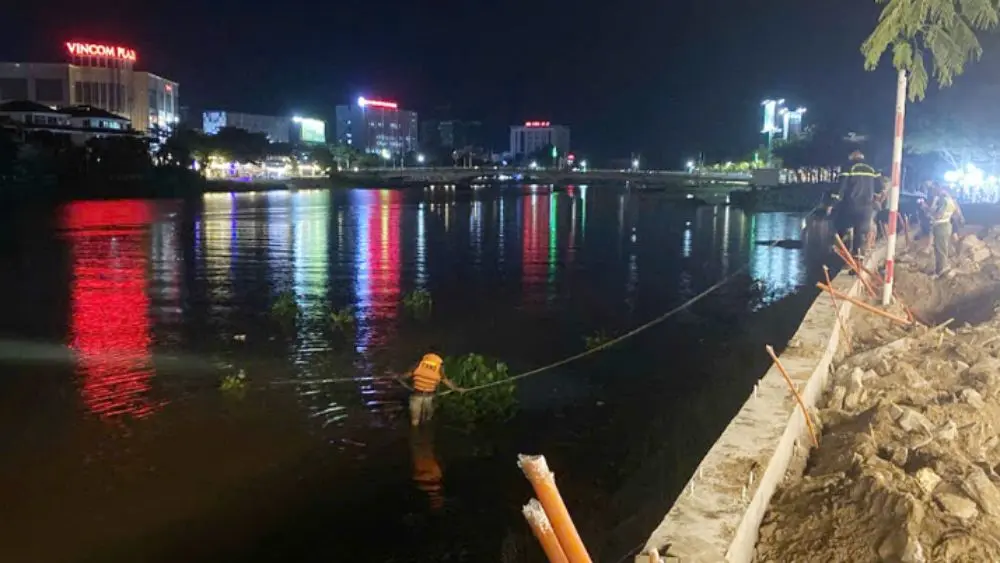 Lực lượng chức năng xuyên đêm tìm bé trai mất tích sau vụ đuối nước trên rạch Long Xuyên, An Giang khiến một em tử vong.