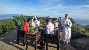 Khám phá tour thưởng trà Đỉnh Bàn Cờ tại Đà Nẵng, trải nghiệm ngắm bình minh, hoàng hôn giữa thiên nhiên bán đảo Sơn Trà.
