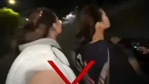 Hai thiếu nữ vi phạm giao thông khi không đội mũ bảo hiểm, vừa đi xe máy vừa quay video và bị lực lượng CSGT xử phạt. Đọc chi tiết vụ việc.