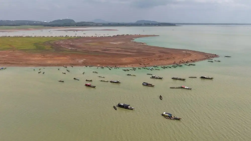 Mực nước hồ Trị An giảm sâu khiến doanh nghiệp cấp nước lo thiếu nguồn nước thô, kiến nghị điều tiết để đảm bảo cấp nước sinh hoạt.