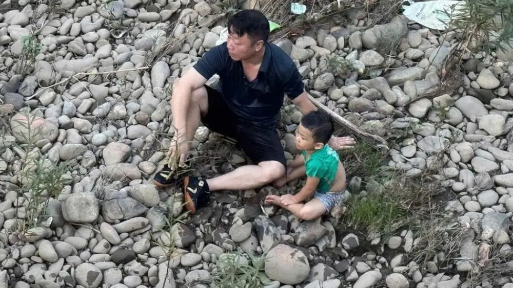 Cán bộ xã dũng cảm bơi ra dòng nước xiết cứu bé trai 4 tuổi trên sông Công. Xem diễn biến vụ việc và hành động kịp thời.