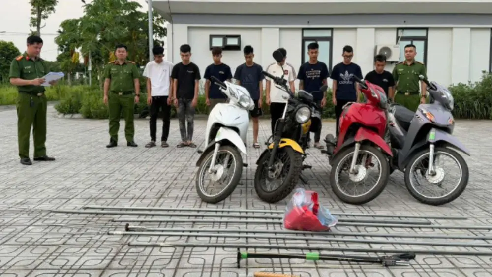 Hơn 100 thanh thiếu niên mang hung khí đánh võng, rượt đuổi gây náo loạn. Cập nhật diễn biến điều tra và xử lý của cơ quan chức năng.