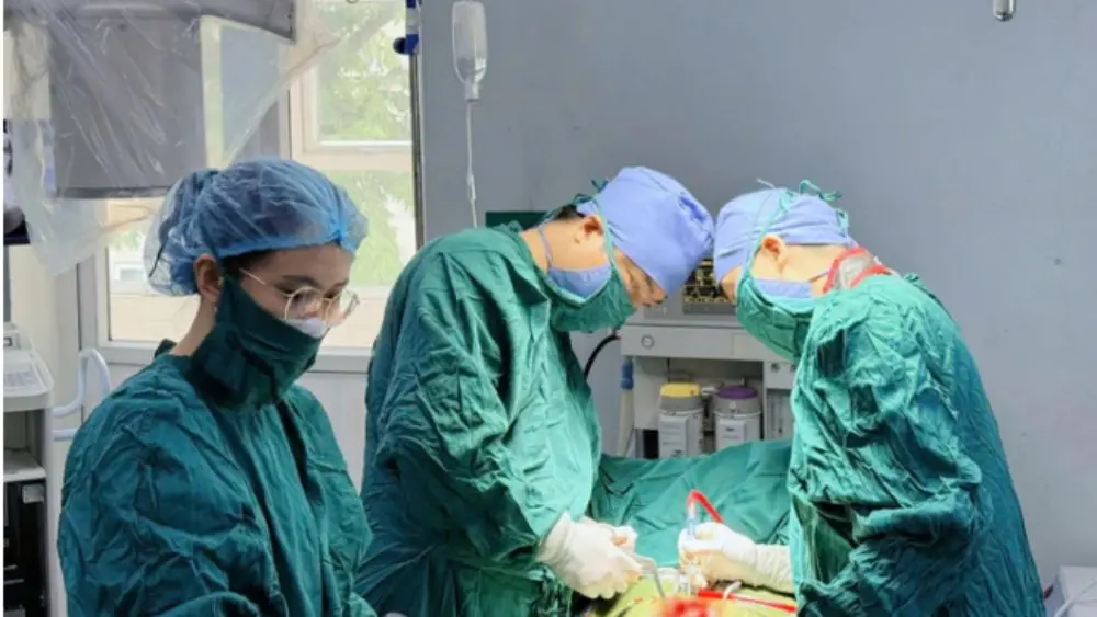 Kỹ thuật thay thân đốt sống Titan lần đầu được triển khai thành công tại Nghệ An, mở thêm cơ hội điều trị bệnh lý cột sống phức tạp.