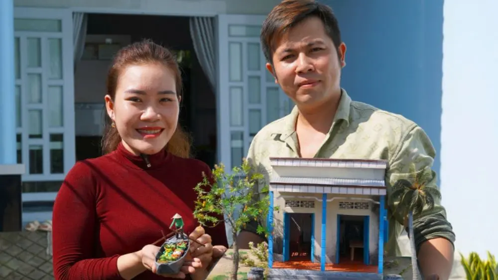 Mái nhà miền Tây được tái hiện qua mô hình thu nhỏ đầy tinh xảo, mang lại thu nhập và khơi nguồn sáng tạo cho người thực hiện.