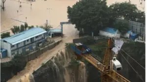 Mưa lớn do bão Maysak khiến nhiều khu vực ở Quảng Tây ngập nặng, hồ chứa bị tràn và vỡ cục bộ, làm gia tăng nguy cơ thiên tai.