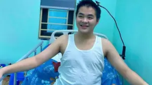 Thiếu niên bị xe tải cán qua người được cứu sống sau ca đại phẫu đặc biệt, từng bước hồi phục và thích nghi với cuộc sống trên xe lăn.