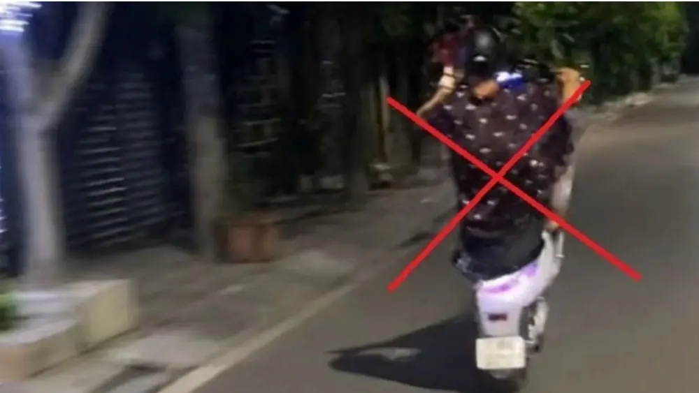 Nhóm thanh niên bốc đầu xe máy để quay clip đăng TikTok câu view bị công an làm rõ, xử lý theo quy định.