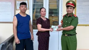 Người phụ nữ ở Võ Nhai giao nộp túi xách chứa hơn 20 triệu đồng cho công an, giúp chủ nhân sớm nhận lại tài sản