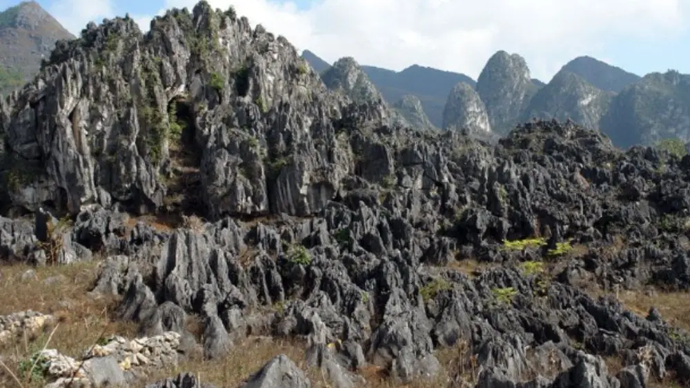 Khám phá Cao nguyên đá Đồng Văn, Công viên địa chất toàn cầu UNESCO nổi tiếng với cảnh quan hùng vĩ và giá trị văn hóa đặc sắc.