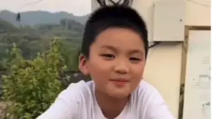 Bé trai 8 tuổi lao xuống sông cứu mẹ bị nước cuốn tại Trung Quốc, câu chuyện cảm động kèm cảnh báo về kỹ năng phòng chống đuối nước.