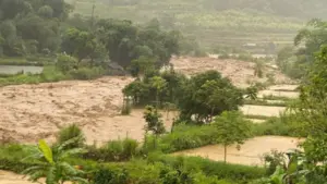 Lũ quét tại Lai Châu khiến nhà dân bị cuốn sập sau mưa lớn, gia đình 6 người kịp thoát nạn nhờ phát hiện nguy hiểm từ sớm.