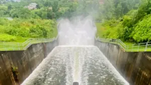 Hồ Núi Cốc xả tràn để điều tiết nước, Hà Nội yêu cầu hai xã Trung Giã và Đa Phúc chủ động ứng phó lũ trên sông Cầu.