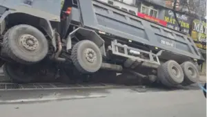 Xe tải khoảng 80 tấn làm vỡ tấm đan gang tại công trường chống ngập ở Thái Nguyên, khiến phương tiện tụt xuống cống. Xem diễn biến vụ việc.