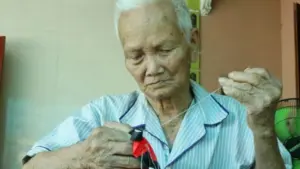 Cụ ông 106 tuổi ở Nghệ An vẫn tự may vá, minh mẫn và giữ tinh thần lạc quan, truyền cảm hứng về tuổi già khỏe mạnh.
