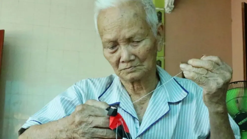 Cụ ông 106 tuổi ở Nghệ An vẫn tự may vá, minh mẫn và giữ tinh thần lạc quan, truyền cảm hứng về tuổi già khỏe mạnh.