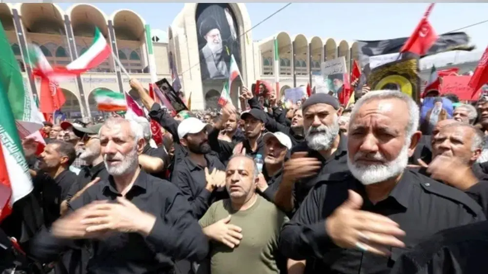 Iran bắt đầu quốc tang cố Lãnh tụ Tối cao Ali Khamenei, trong khi Tổng thống Donald Trump đưa ra phát biểu gây chú ý.