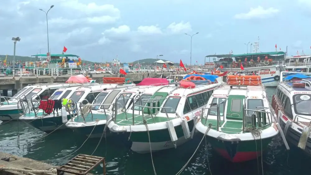Nhiều ca nô, tàu du lịch tại Phú Quốc tạm dừng hoạt động sau vụ lật ca nô, địa phương siết chặt quản lý vận tải đường thủy.