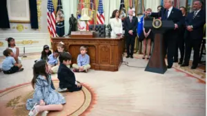 Ông Trump triển khai chương trình cấp 1.000 USD cho mỗi trẻ sơ sinh Mỹ để đầu tư chứng khoán, hướng tới tích lũy tài sản và giáo dục tài chính từ sớm.