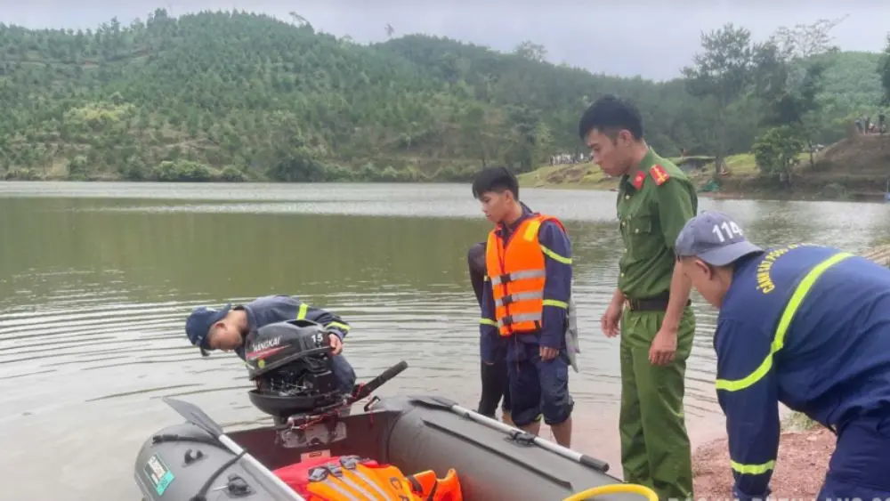 Lực lượng chức năng đã tìm thấy nạn nhân vụ đuối nước tại hồ Khe Bó, xã Châu Sơn sau nhiều giờ triển khai công tác tìm kiếm, cứu nạn.