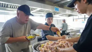 Đề xuất thống nhất quản lý an toàn thực phẩm, tăng kiểm soát bếp ăn tập thể và toàn bộ chuỗi cung ứng để nâng cao hiệu quả quản lý.