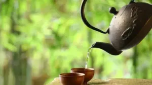 Uống trà không đường đúng lượng mỗi ngày có thể hỗ trợ bảo vệ tim mạch và giảm nguy cơ đột quỵ, theo nhiều nghiên cứu.