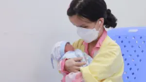 Truyền máu bào thai giúp cứu sống em bé của sản phụ cao 1,2 m sau thai kỳ nhiều biến chứng, mở ra hy vọng cho ca nguy cơ cao.