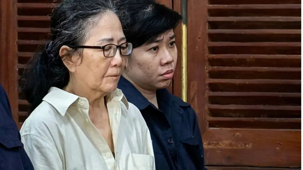 Ba mẹ con bị truy tố trong đường dây mua bán hơn 4.000 tài khoản ngân hàng, phủ nhận hành vi rửa tiền cho tội phạm. Xem chi tiết vụ án.
