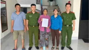 Công an phường Hoàng Mai phối hợp Agribank kịp thời ngăn vụ lừa đảo, giúp cụ bà 74 tuổi giữ an toàn 250 triệu đồng.