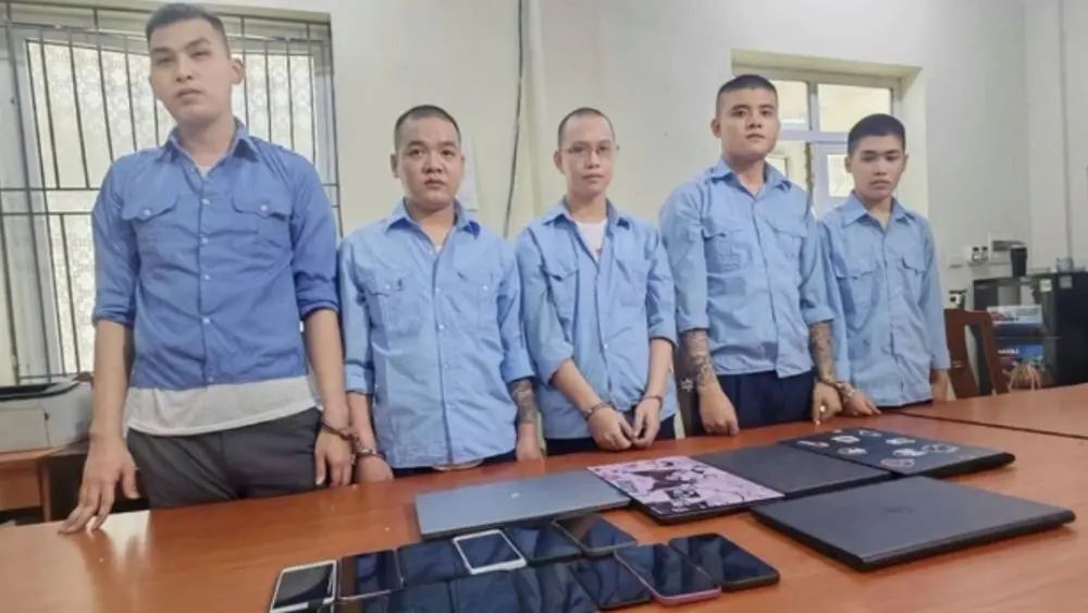 Bắt Nguyễn Tiến Sỷ và đồng phạm trong vụ 16 người ở Hà Nội bị chiếm tiền tài khoản ngân hàng, hé lộ thủ đoạn dùng phần mềm vượt sinh trắc học.