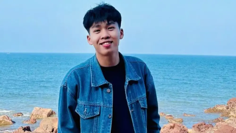 Nguyễn Ngọc Chiến Bàng vượt qua cú trượt đại học để trở thành sinh viên xuất sắc ngành Du lịch, truyền cảm hứng về nghị lực và quyết tâm.