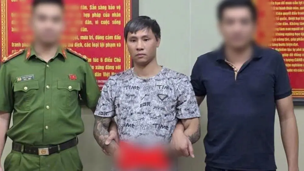 Công an phường Thiên Hương bắt giữ đối tượng truy nã đặc biệt nguy hiểm Nguyễn Thế Khang để bàn giao cho Công an tỉnh An Giang xử lý.
