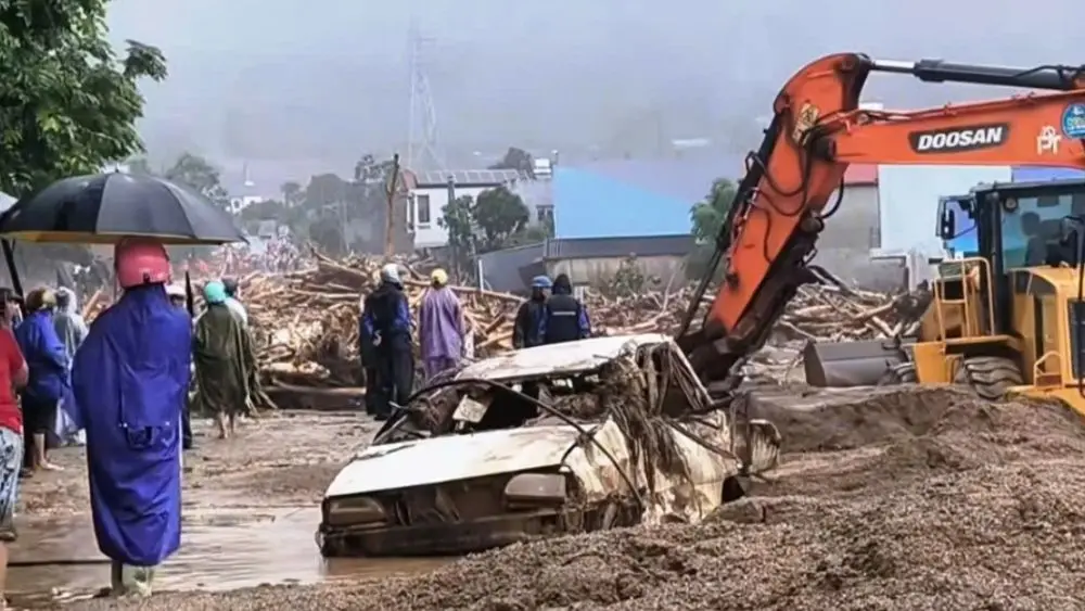 Lũ dữ cuốn trôi, vò nát ô tô giữa cảnh tan hoang ở Sơn La, Lai Châu sau trận lũ quét. Xem chi tiết thiệt hại.