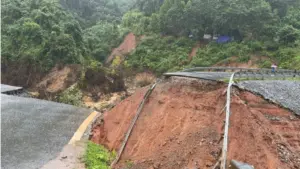 Sạt lở đường Tây Bắc do mưa lũ khiến nhiều tuyến quốc lộ bị chia cắt, giao thông tê liệt, lực lượng chức năng khẩn trương khắc phục.