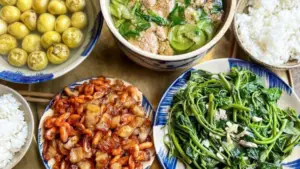 Vì sao người Việt ăn cơm phải có canh? Khám phá ý nghĩa văn hóa, thói quen ẩm thực và vai trò của canh trong bữa cơm truyền thống.