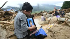 Người thân nạn nhân lũ quét Lai Châu ngóng tin người mất tích giữa hiện trường tan hoang, hé lộ nỗi đau sau thiên tai.
