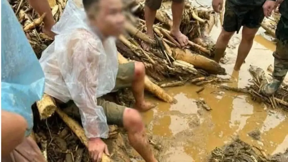 Người thân nạn nhân lũ quét Lai Châu ngóng tin người mất tích giữa hiện trường tan hoang, hé lộ nỗi đau sau thiên tai.