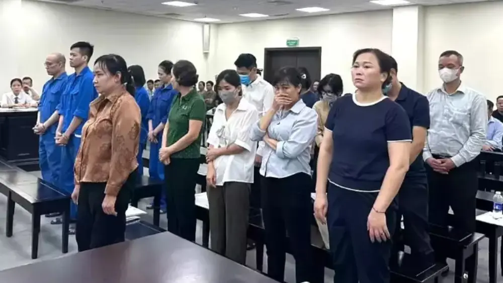 Loạt cựu cán bộ Sở Y tế Hà Nội hầu tòa vì nhận hối lộ, cấp phép sai cho 686 phòng khám, hiệu thuốc. Xem diễn biến vụ án.