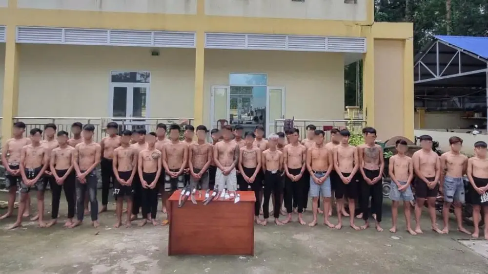 Công an phường Bình Lộc triệu tập 38 thanh thiếu niên, thu giữ nhiều hung khí sau khi ngăn chặn vụ hẹn đánh nhau tại sân bóng.