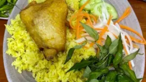 Quán cơm gà ở Cam Ranh bị phạt 10 triệu đồng sau vụ 50 người nhập viện nghi ngộ độc thực phẩm. Xem nguyên nhân và mức xử lý.