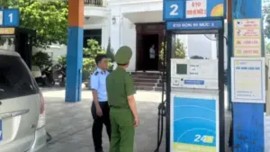 Doanh nghiệp tư nhân xăng dầu Thanh Bình tại Nghệ An bị xử phạt vì tự ý điều chỉnh giá bán lẻ xăng không đúng quy định.