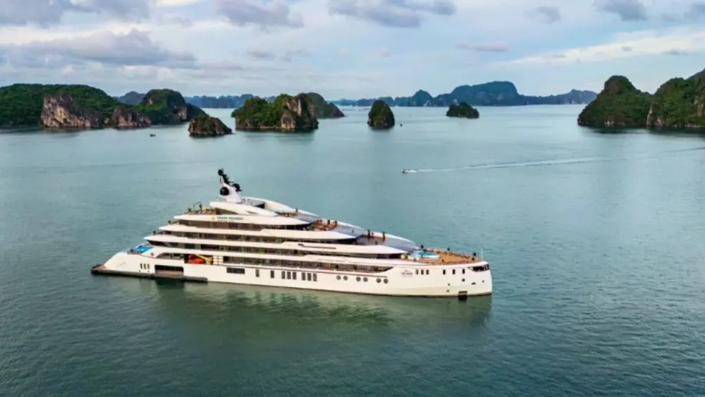Quảng Ninh hút khách nhờ liên tục làm mới sản phẩm du lịch cao cấp trên vịnh Hạ Long, nâng tầm trải nghiệm và tăng sức hấp dẫn điểm đến.