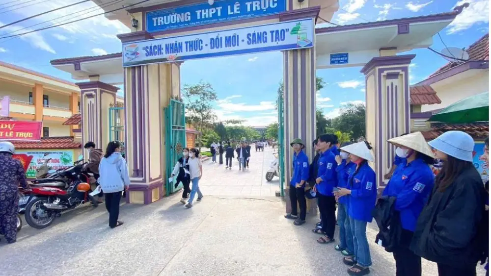 Nghi vấn tiêu cực tại điểm thi ở Quảng Trị: Hiệu trưởng lên tiếng về lực học của con trai, làm rõ các thông tin đang lan truyền.