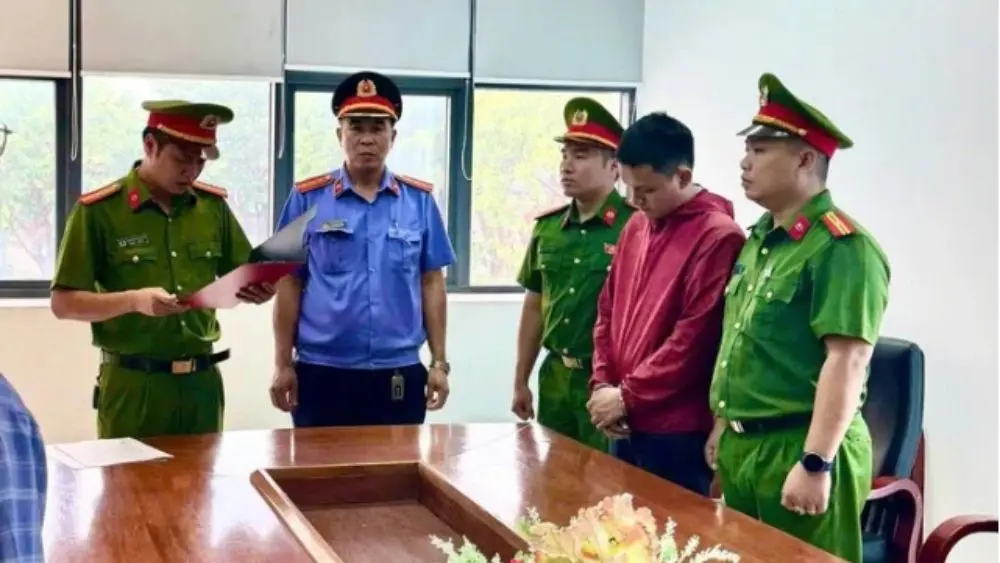 Nhân viên ngân hàng Lê Văn Thành tại Quảng Trị bị bắt tạm giam để điều tra hành vi lừa đảo chiếm đoạt hơn 29 tỷ đồng từ nhiều người dân.